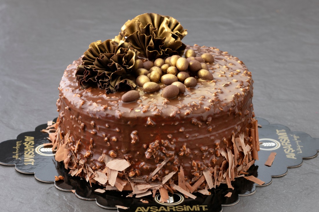FINDIKLI ÇİKOLATA SOSLU YAŞ PASTA